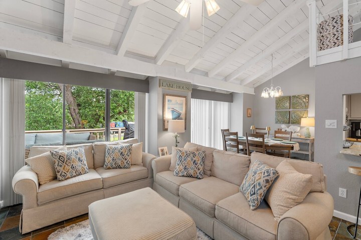 Lakeside Condo Retreat in Horseshoe Bay
