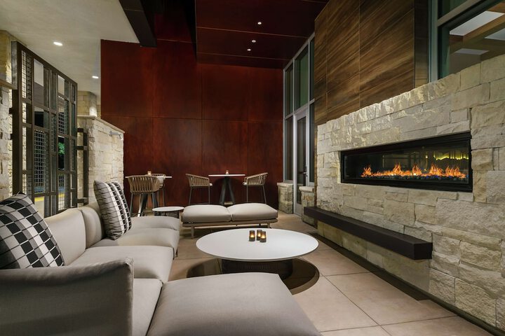 Lounge 44 of 49