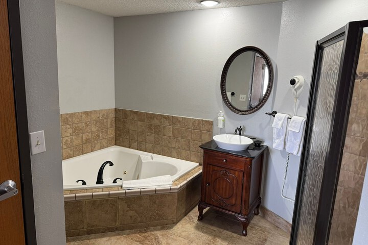 Greenlight Inn & Suites