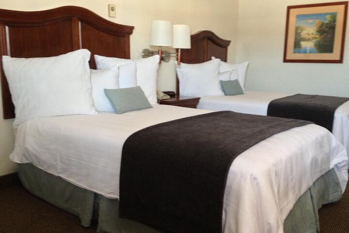Holiday Hill Inn & Suites