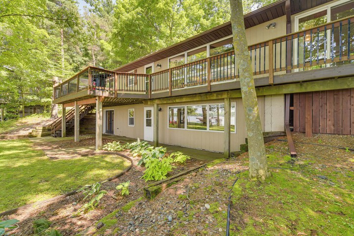 Spacious Luxury Cabin w / Deck & Dock on Bone Lake