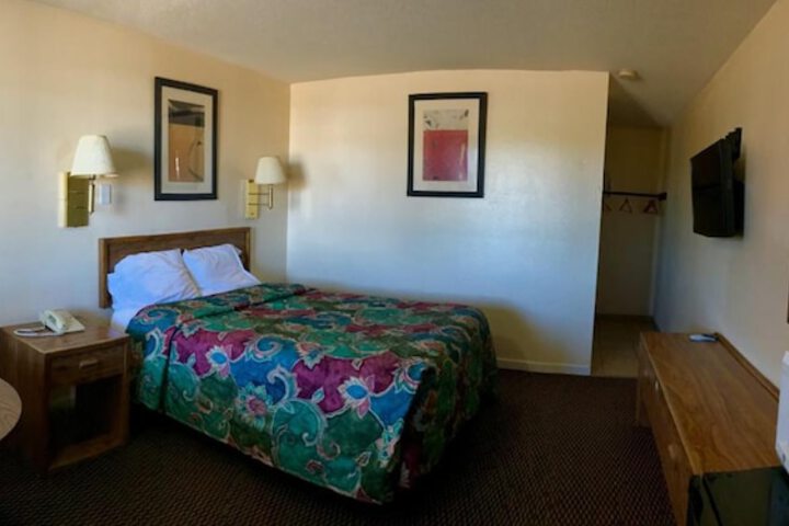 Room 8 of 28