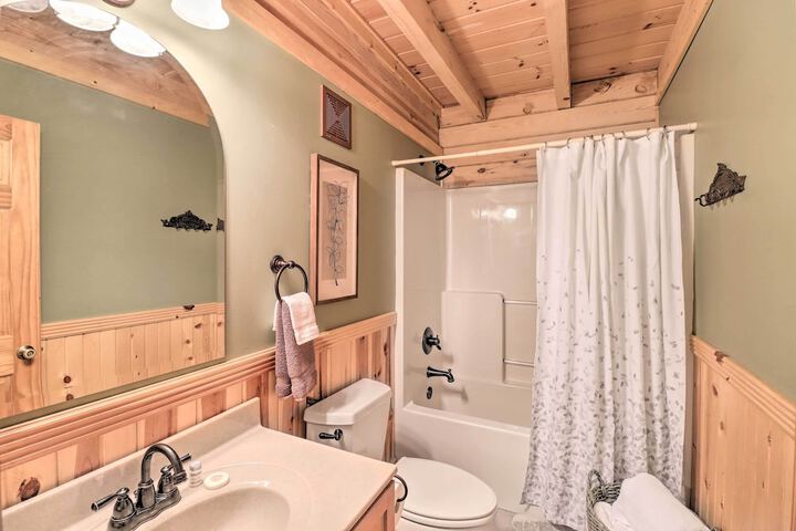 serenity Woods Cabin w / Hot Tub & Fire Pit