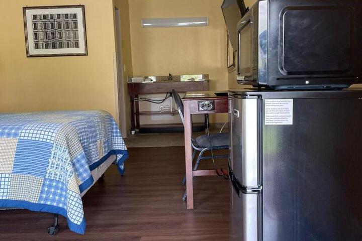 DELUXE INN