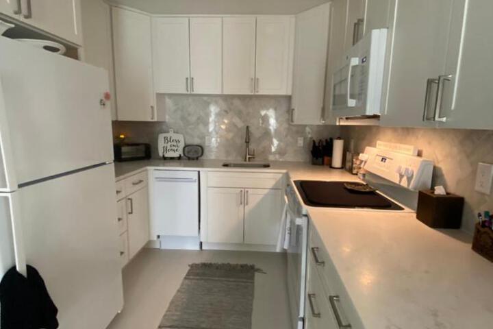Closest 1BR to Vanderbilt Beach full kitchen with dishwasher, ALL NEW!