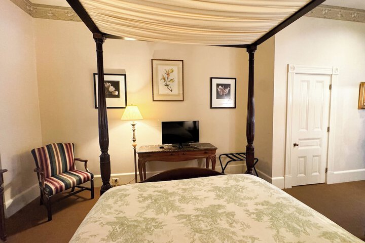 Room 34 of 142