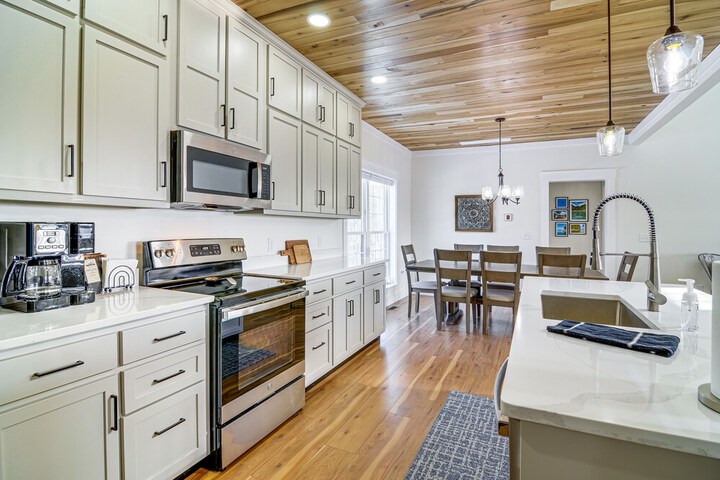 Dale Hollow Cottage w / Covered Porch & Lake Views!