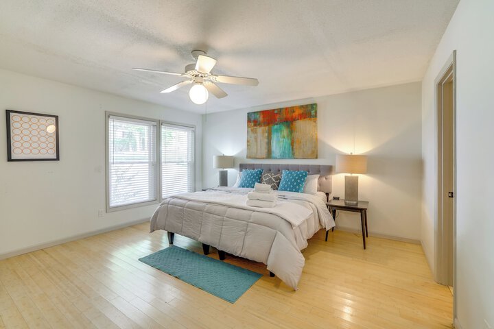 Home w / Trail Access & Fire Pit in Bella Vista!