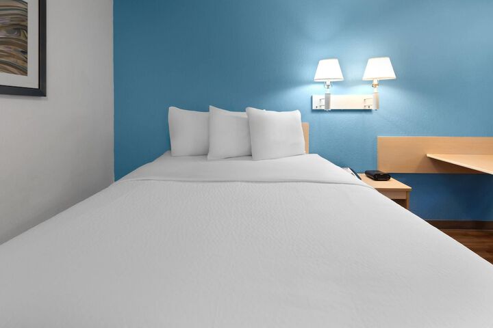Travelodge by Wyndham Madison Heights MI