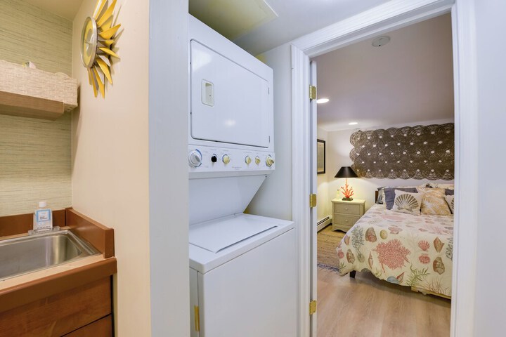 Cozy Ventnor Getaway: Walk to Public Beach!