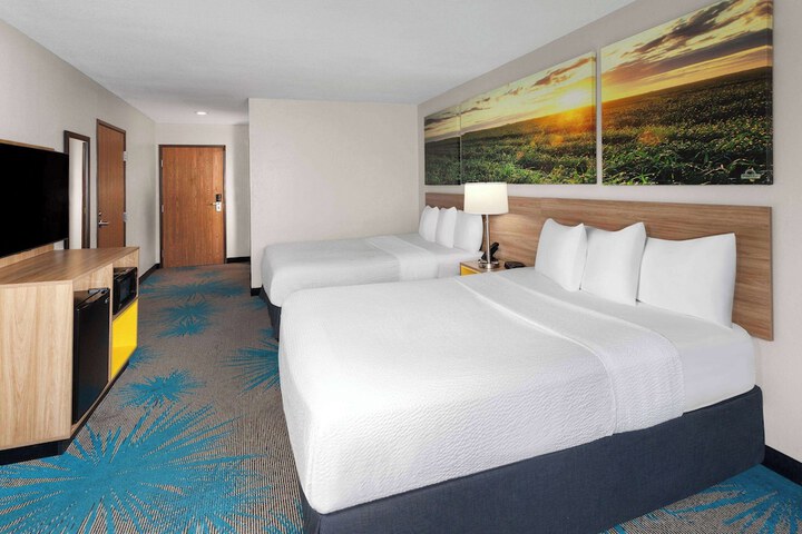 Days Inn & Suites by Wyndham Morris / I-80