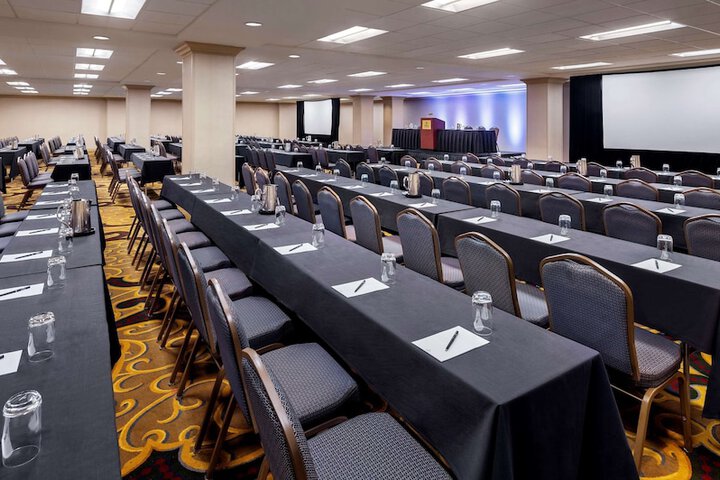 Hilton Indianapolis Hotel & Suites