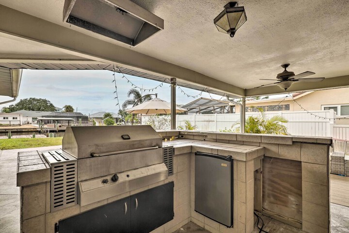 Apollo Beach Waterfront Retreat w / Boat Dock!