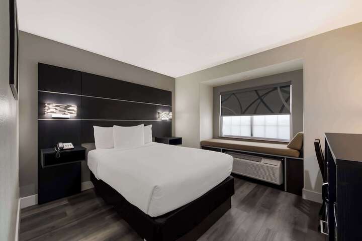 Room 14 of 33