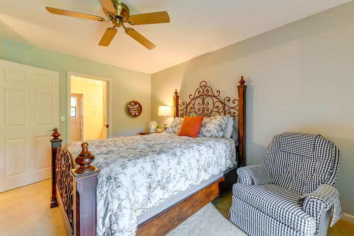 Bright Franklin Villa: Fireplace Golf Course View