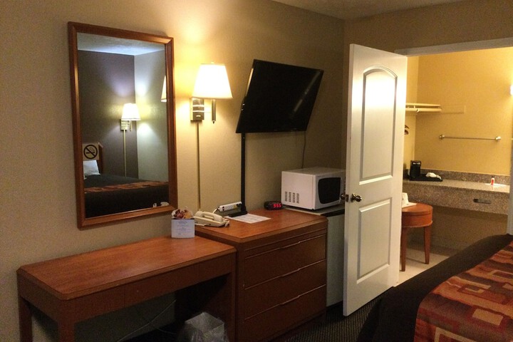 Room 4 of 17