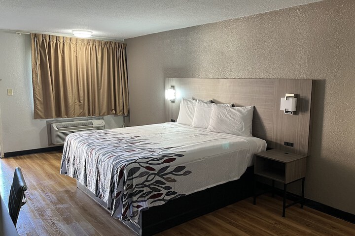 Room 4 of 17