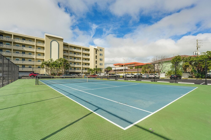 Beachfront Redington Shores Condo w / Pool!