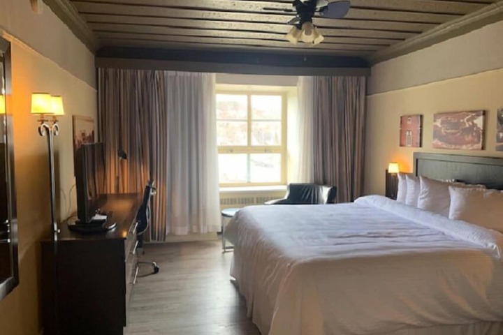 Room 13 of 38