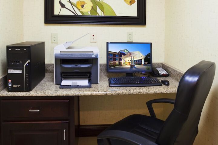 Holiday Inn Express & Suites Carrollton by IHG