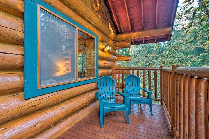 Riverfront Gold Bar Log Cabin Near Stevens Pass!