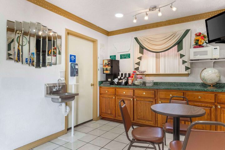 Econo Lodge Inn & Suites Near Lackland AFB