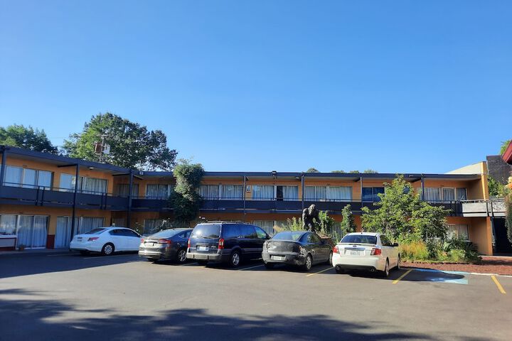 Longview Inn