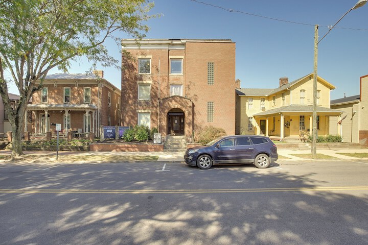 Downtown Condo 23 Mi to Hocking Hills State Park