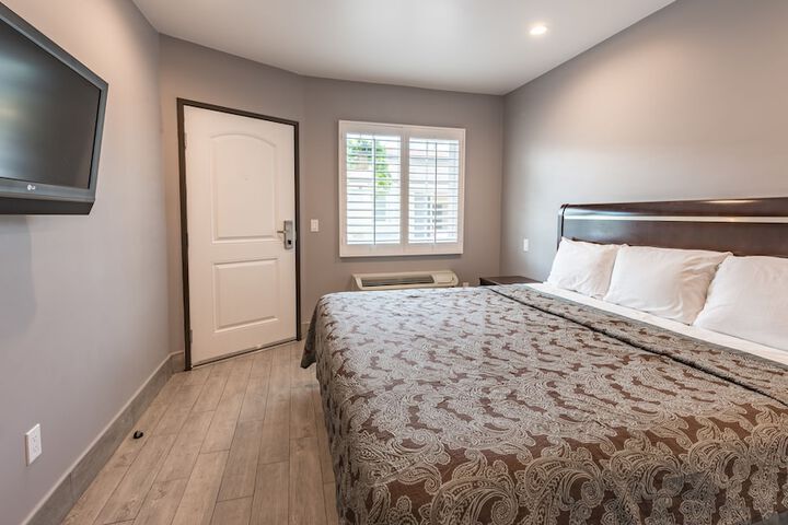 Room 5 of 10