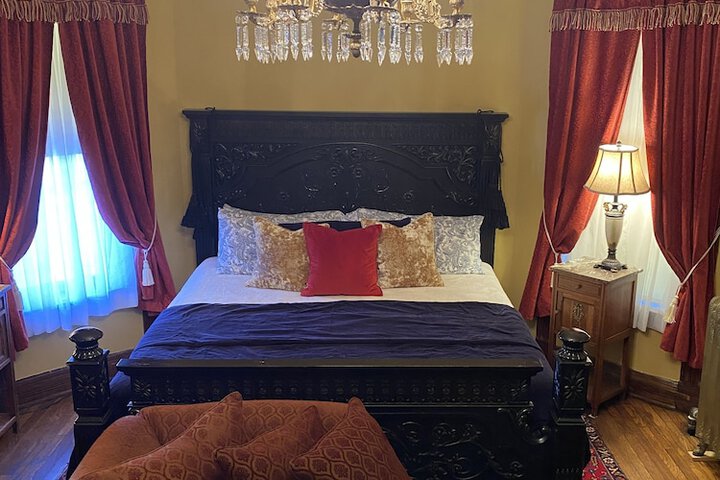 Vineyard Mansion & Carriage House Bed & Breakfast
