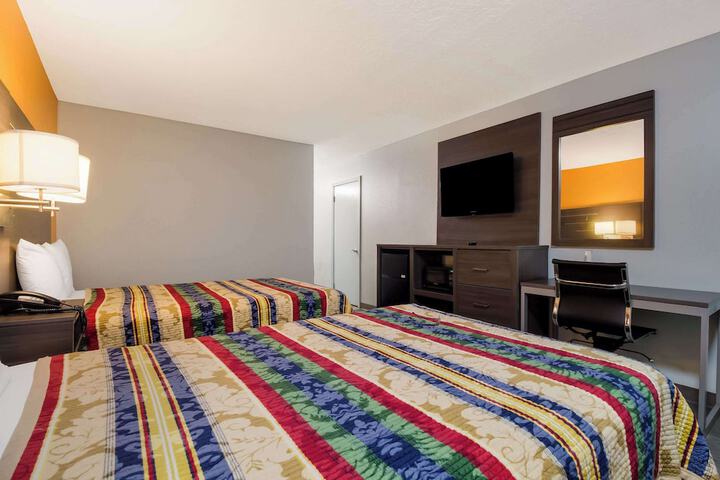 Room 10 of 32