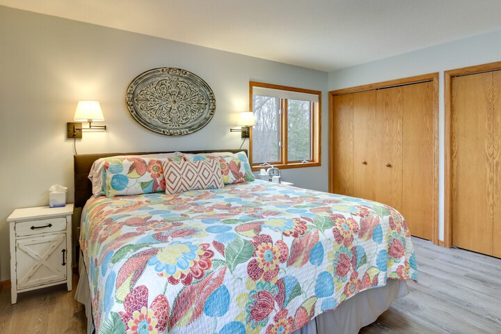 Private Lakefront Cabin w / Hot Tub Deck & Views