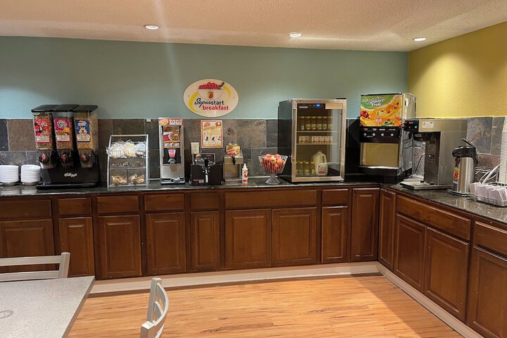 Super 8 by Wyndham Monroe