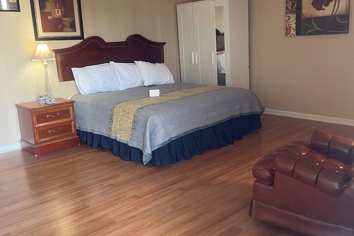 Room 33 of 62