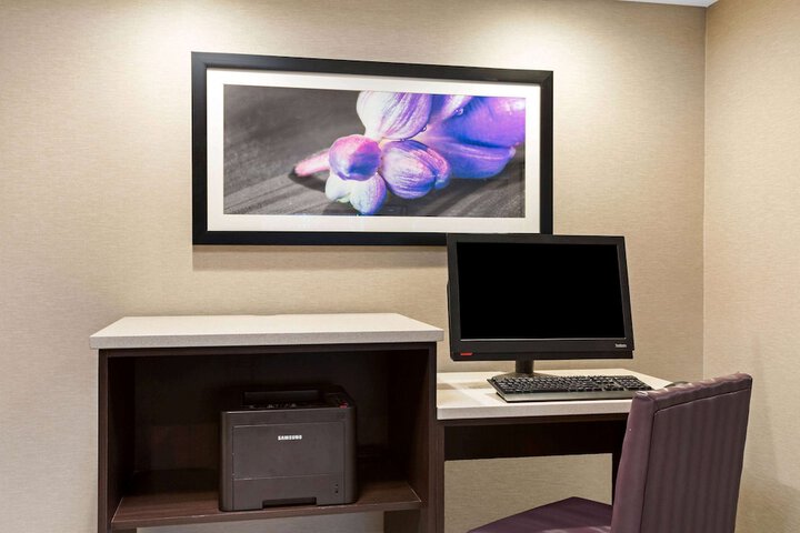 La Quinta Inn & Suites by Wyndham Hartford - Bradley Airport