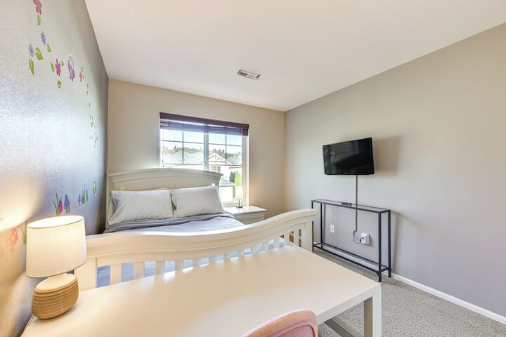 Spacious Kent Home Near Seatac Airport w / Patio