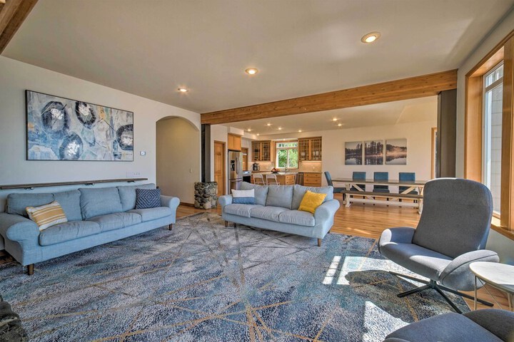 Spacious Lake Stevens Home w / Fire Pit Patio