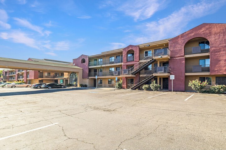 Budget Inn and Suites