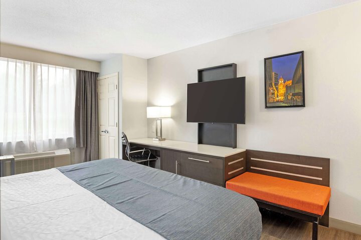 Room 10 of 42