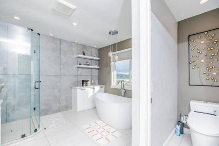 Luxurious 5B4B Home with Pool and View