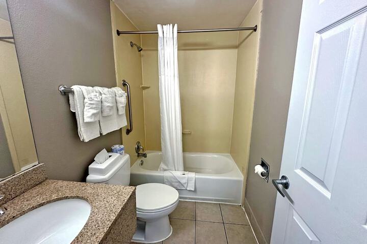 Room 11 of 32