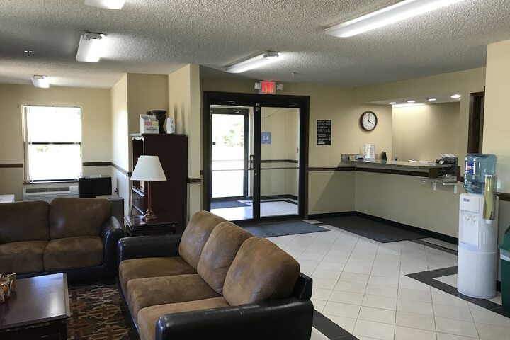Clairmont Inn & Suites Warren