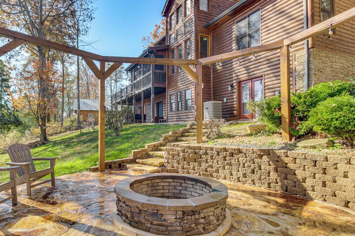 Ellijay Cabin Rental w / Hot Tub + Mountain Views!