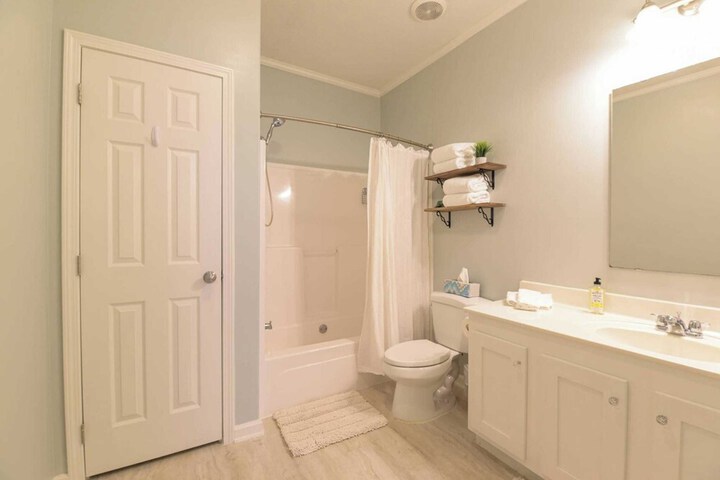 Riverside Ranch by Avantstay Mins to Downtown
