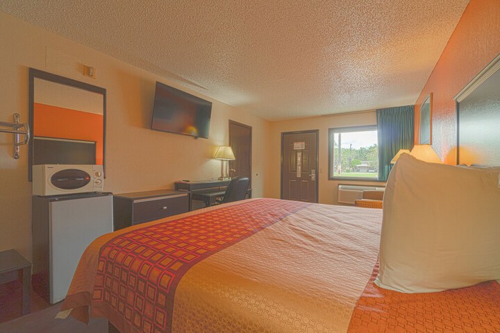 Regency Inn & Suites by OYO Bay City TX