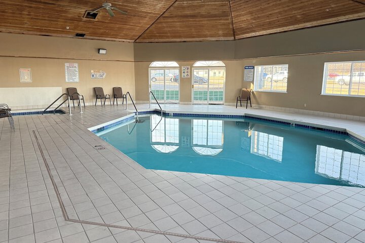 Super 8 by Wyndham Reedsburg