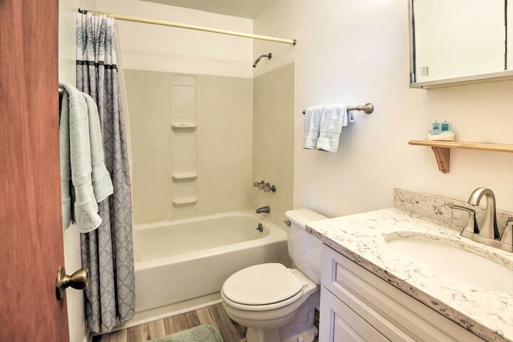 Renovated Crescent Lake Escape w / Waterfront Deck!