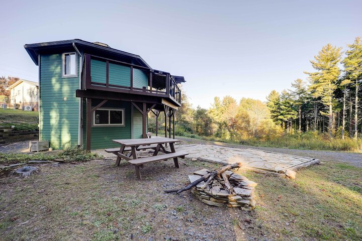 Unique West Jefferson Home w / Fire Pit & Grill!