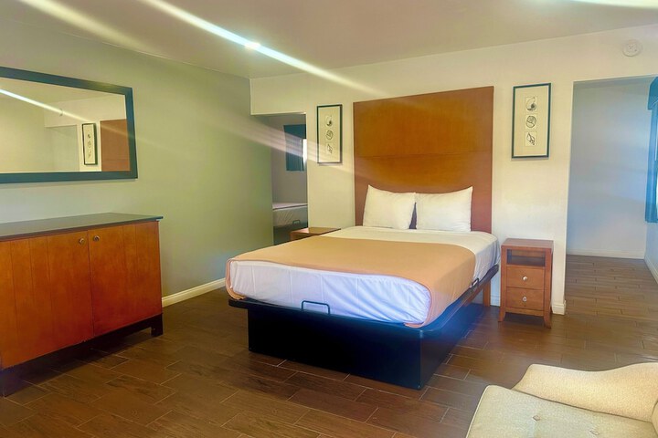 Room 6 of 10