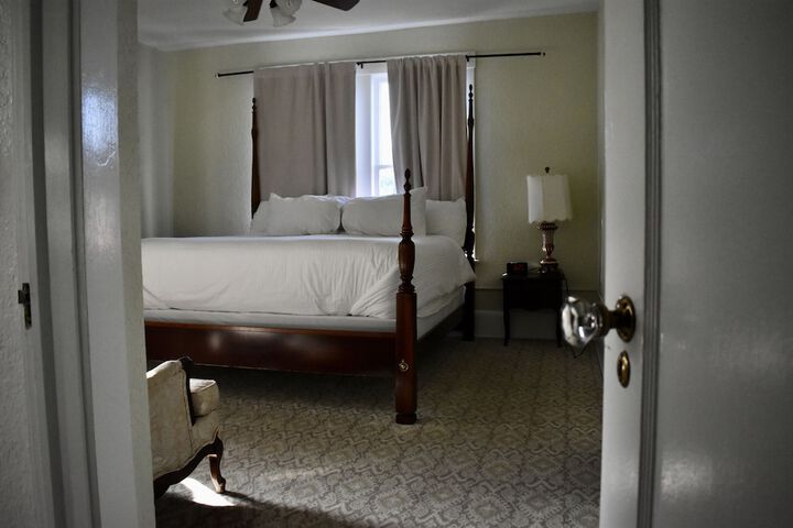 Room 28 of 104
